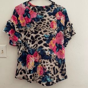 Size small floral leopard non wrinkle butter soft top